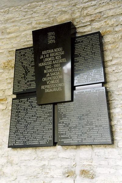 Jaak Soans – Memorial plaque in the courtyard of the Toompea castle (2000, granite)