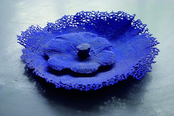 Mare Saare - Suur sinine fragiil (2009, klaas, pâte de verre, liivalesulatus, läbimõõt 360 mm)