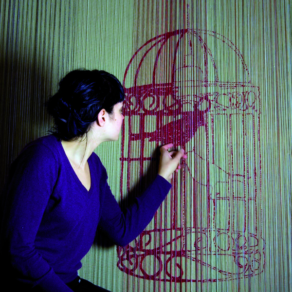 Laura Põld. Kuidas portreteerida lindu (Jacques Prévert’i samanimelise luuletuse ainetel) (2010, tekstiil, videoprojektsioon, tikand, 435 x 145 cm). Detail