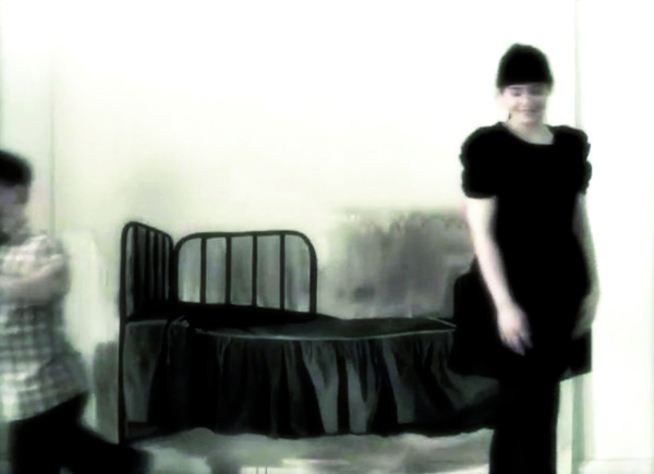 Laura Põld. Säng: variatsioonid (Lumivalgeke ja üks poiss) (2010, video stoppkaadrid)