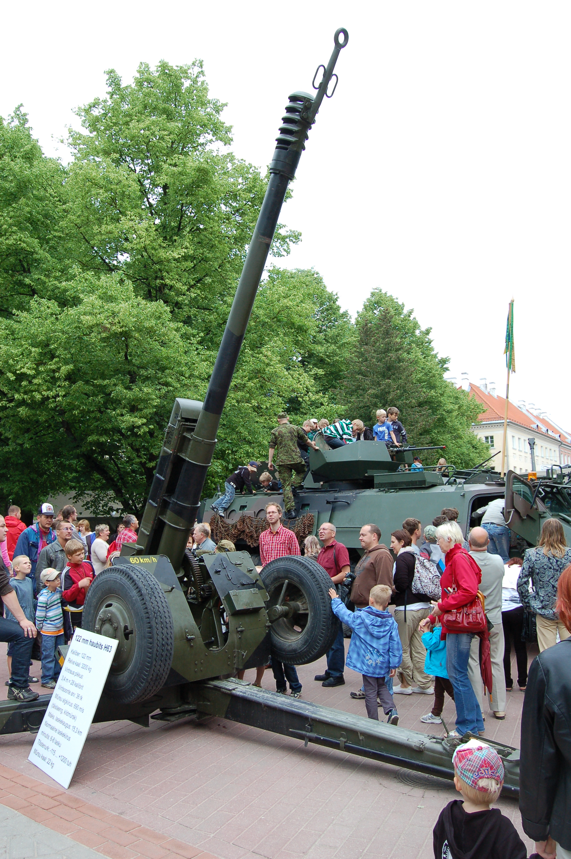 Tartu lahingutehnika näitusel peale 2011. aasta Võidupüha paraadi näidati ka 122 mm haubitsat H63. Foto: Mart Raudsaar