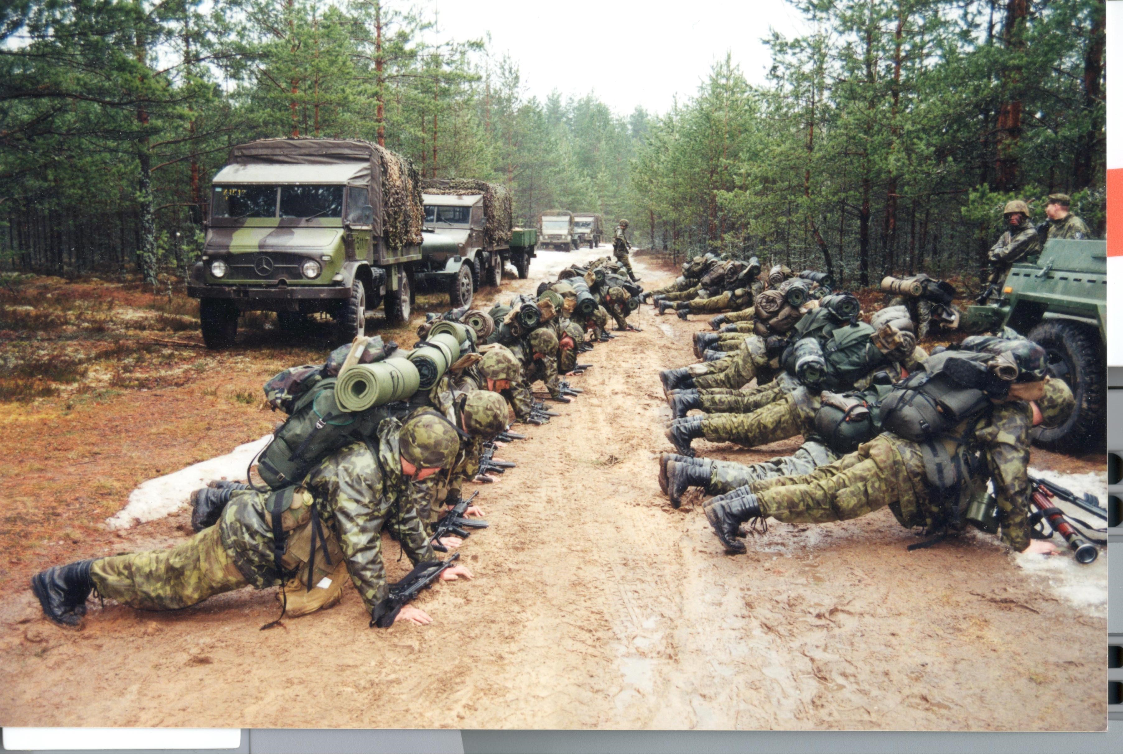 Kuperjanovi pataljon õppustel 1999. Foto: Ants Laaneotsa erakogu
