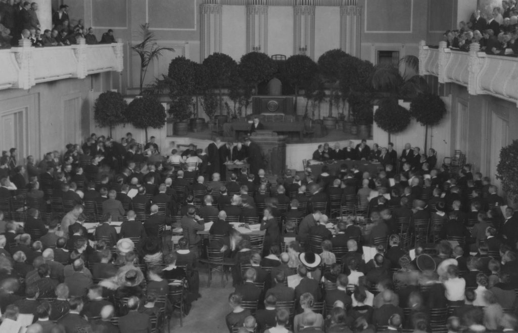Asutava Kogu koosolek Estonia teatri saalis 1919. aasta 24. aprillil. Valitsemise ajutise korra järgi pidi Asutav Kogu täitma nii seadusandliku kui ka täidesaatva võimu ülesandeid
