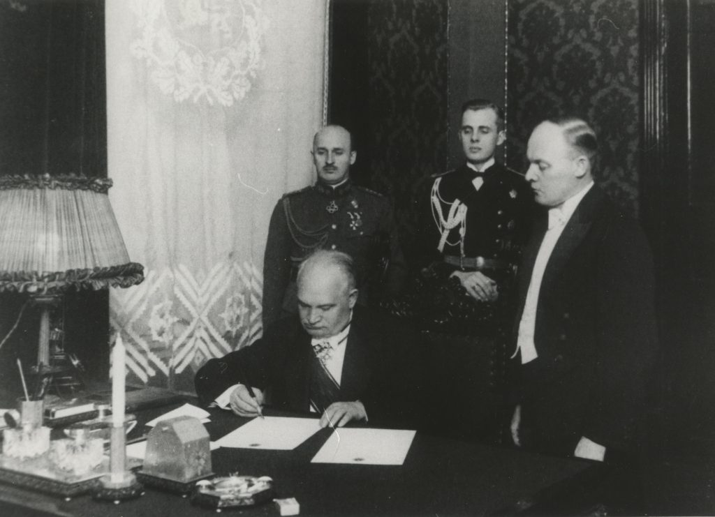 Riigivanem Konstantin Päts 1934. aasta jaanuaris põhiseaduse muudatuste jõustamisotsust allkirjastamas. Sama seadust rikkudes kehtestas ta autoritaarrežiimi.