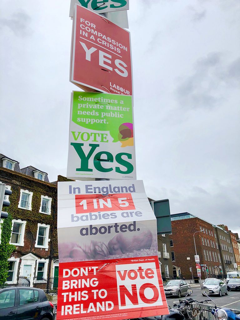 Iirimaa 2018. aasta abordi legaliseerimise referendumi plakatid.